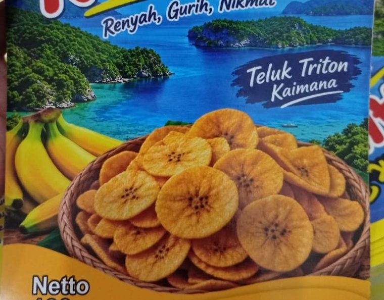 Gambar Teluk Triton Kaimana dan keripik pisang pada kemasan