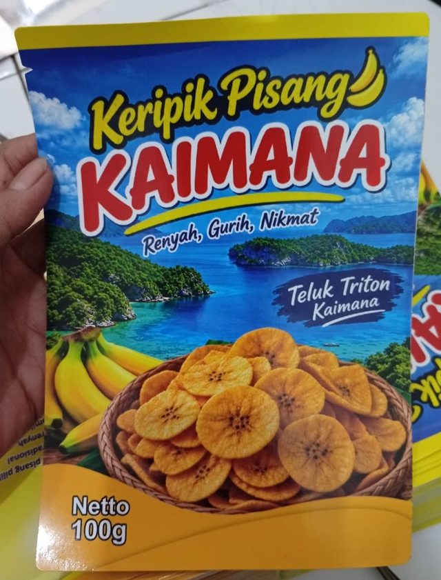Kemasan Keripik Pisang Kaimana, netto 100 g, bergambar Teluk Triton Kaimana